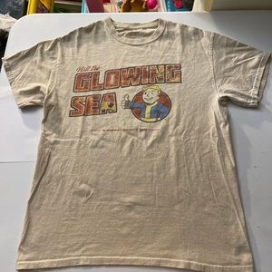 Visit the Glowing Sea loot crate tshirt size medium. Fall out guy.